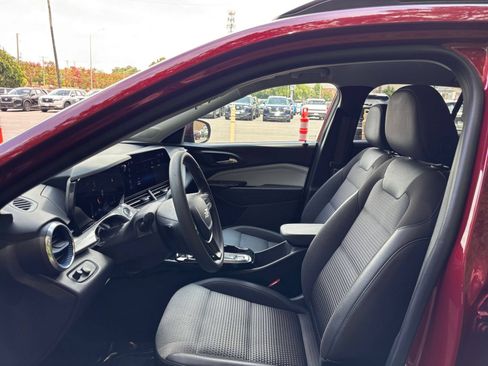 Used 2025 Chevrolet Trax LT FWD image 21