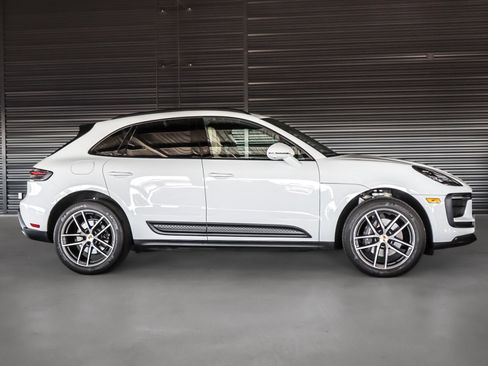 Certified 2025 Porsche Macan image 11
