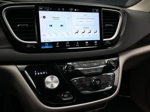 Used 2024 Chrysler Pacifica Touring-L FWD image 38