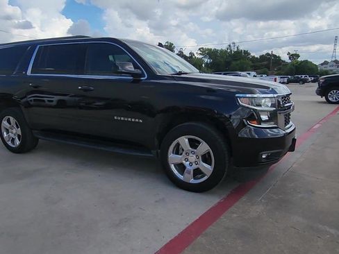 Used 2019 Chevrolet Suburban LT RWD image 2