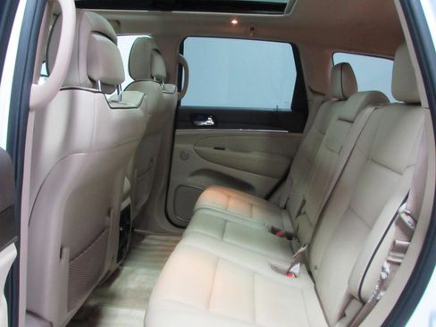 Used 2019 Jeep Grand Cherokee Overland AWD/4WD image 15