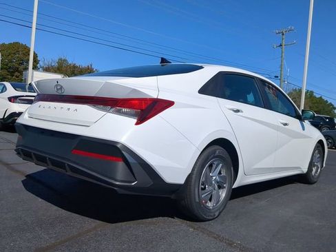 Used 2025 Hyundai Elantra SE image 4