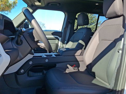 New 2026 Land Rover Defender 110 X-Dynamic SE image 3