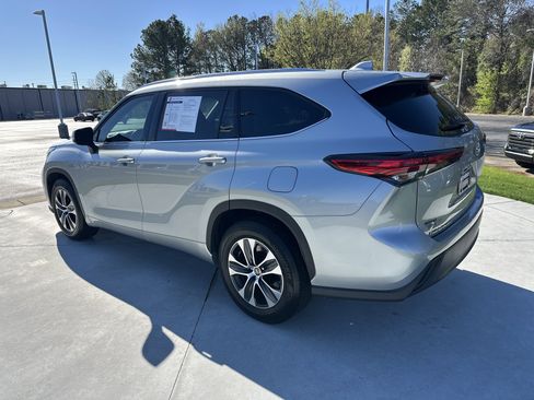 Certified 2021 Toyota Highlander XLE image 8