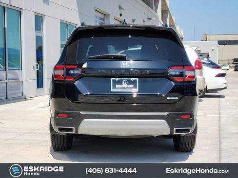 Used 2025 Honda Pilot Touring image 6