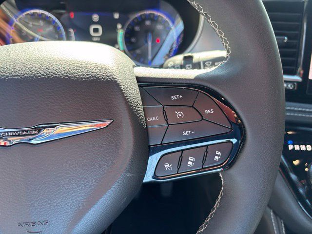 Used 2025 Chrysler Pacifica Limited FWD image 30