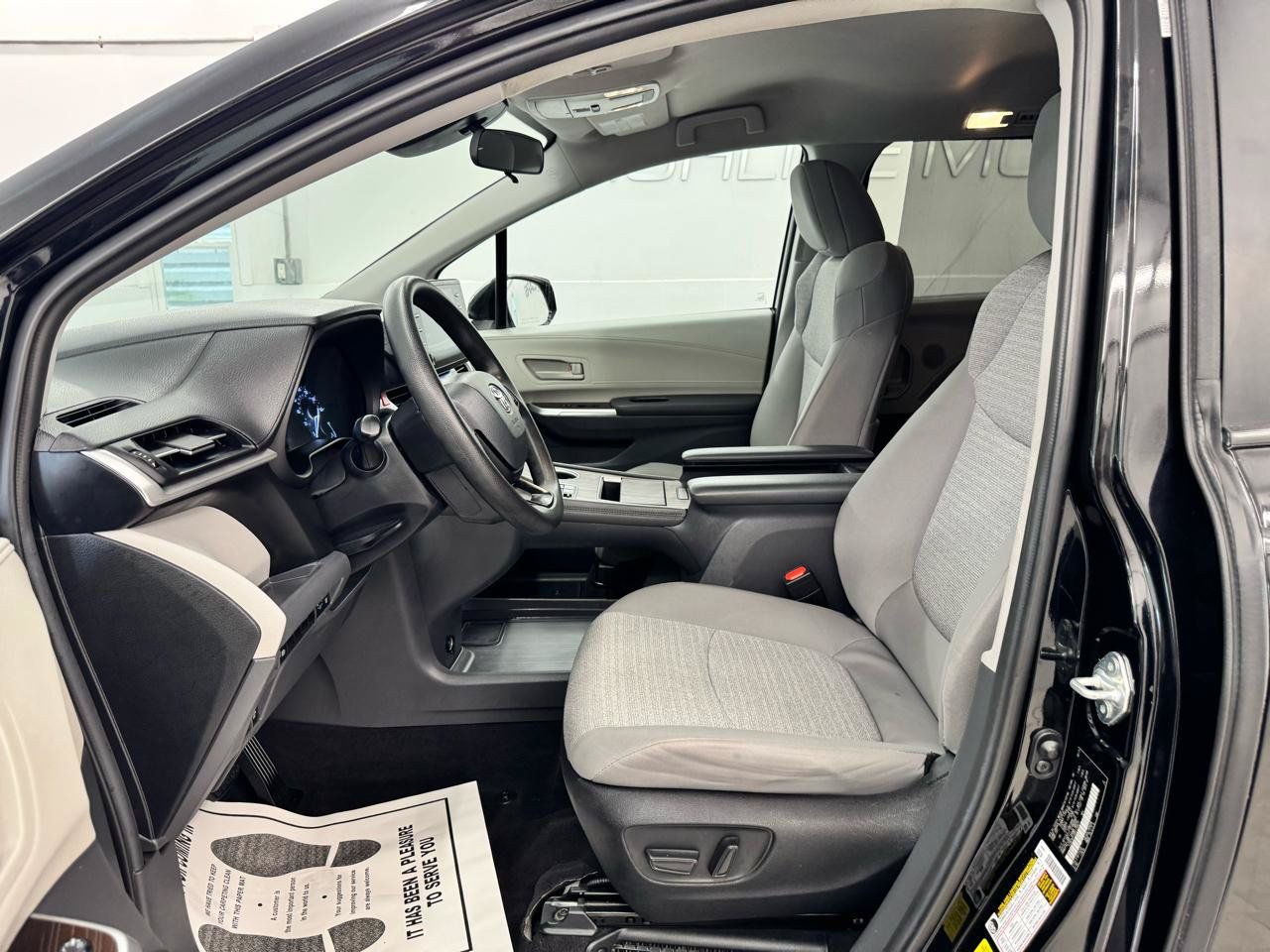 Used 2024 Toyota Sienna LE AWD/4WD image 8