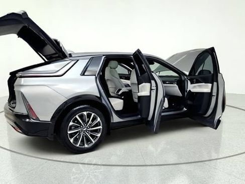 Used 2024 Cadillac Lyriq Sport AWD/4WD image 19