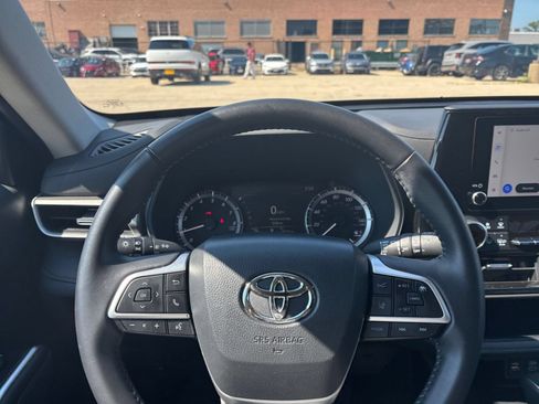 Used 2025 Toyota Highlander LE FWD image 36