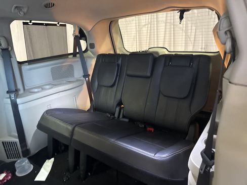 Used 2016 Chrysler Town & Country Touring-L w/ Driver Convenience Group image 15