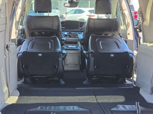 Used 2023 Chrysler Pacifica Limited FWD image 10