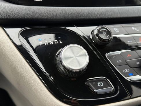 Used 2018 Chrysler Pacifica Touring-L image 18