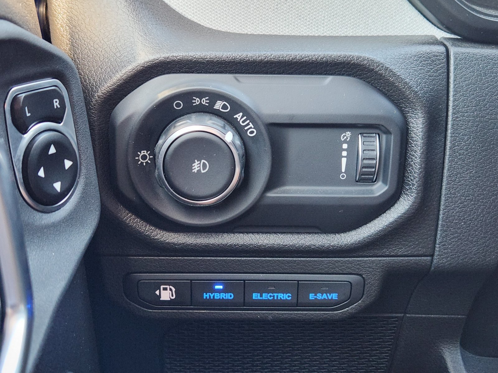 Used 2024 Jeep Wrangler Unlimited w/ Convenience Group AWD/4WD image 31