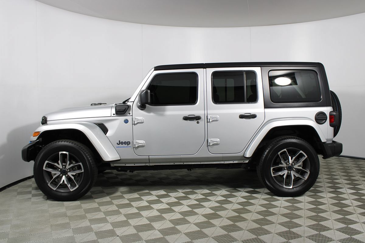 Used 2024 Jeep Wrangler Unlimited AWD/4WD image 31