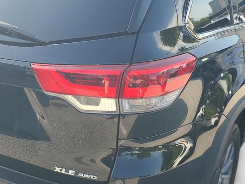 Used 2019 Toyota Highlander XLE AWD/4WD image 36