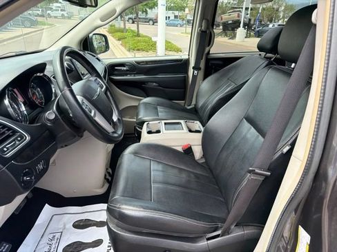Used 2016 Chrysler Town & Country Touring w/ Driver Convenience Group FWD image 10