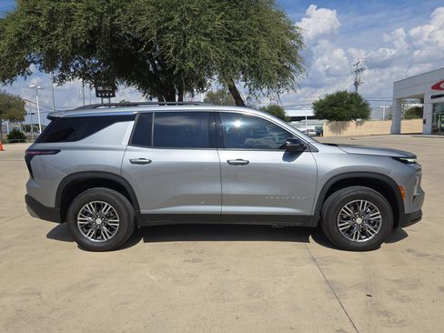 Certified 2026 Chevrolet Traverse LT w/ Driver Confidence Package FWD image 2