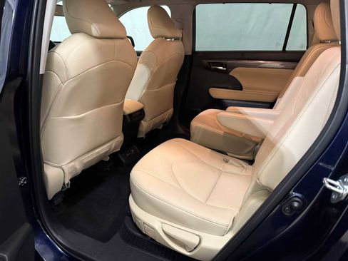 Used 2024 Toyota Highlander Limited image 23