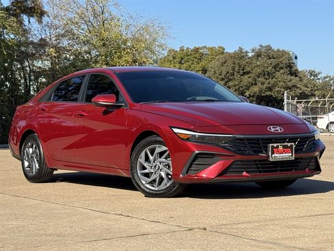Used 2024 Hyundai Elantra SEL image 2