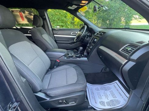 Used 2017 Ford Explorer XLT w/ Equipment Group 201A AWD/4WD image 32