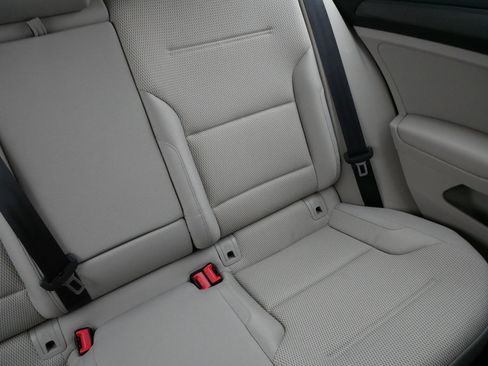 Used 2018 Volkswagen Golf S image 11