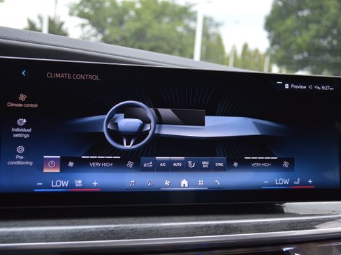 Used 2023 BMW i7 xDrive60 w/ Executive Package 2 AWD/4WD image 22