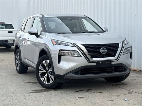 Used 2022 Nissan Rogue SV image 2