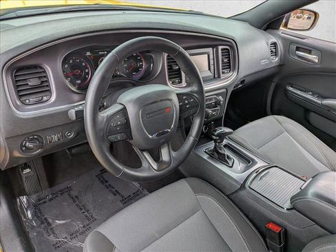 Used 2017 Dodge Charger SE w/ Blacktop Package RWD image 12