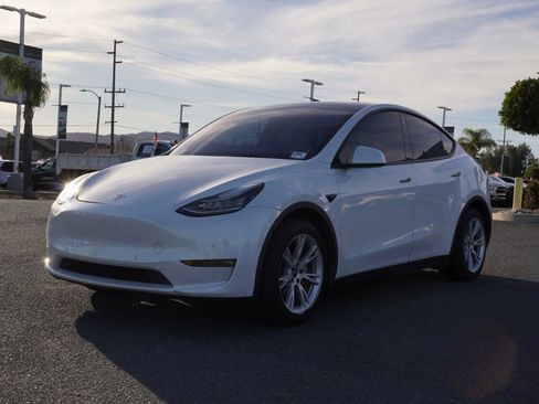 Used 2022 Tesla Model Y Long Range image 8