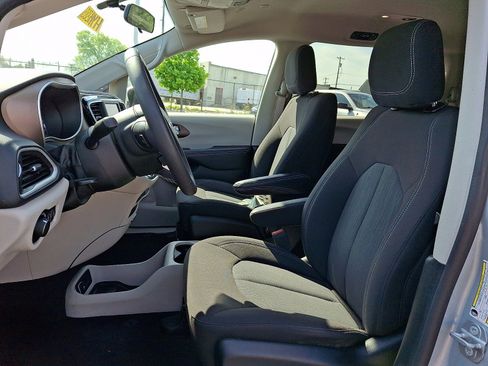 Used 2022 Chrysler Voyager LX FWD image 14