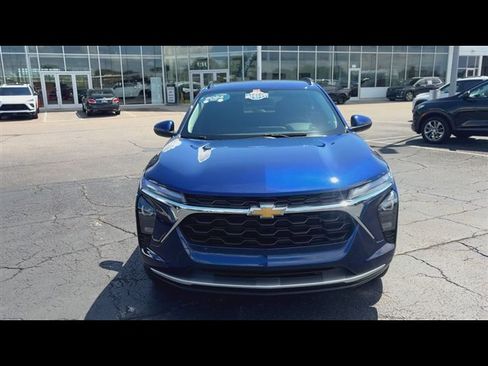 Used 2024 Chevrolet Trax LT w/ Driver Confidence Package FWD image 3
