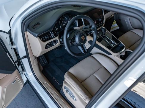 New 2026 Porsche Macan image 4