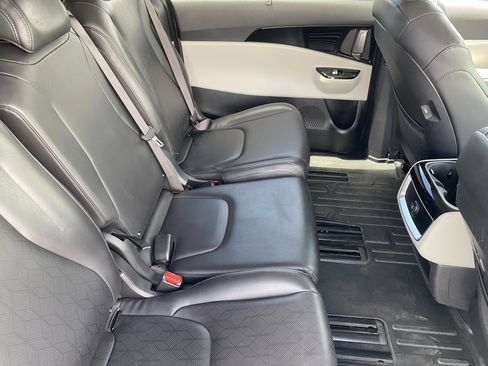 Used 2024 Kia Carnival EX FWD image 11