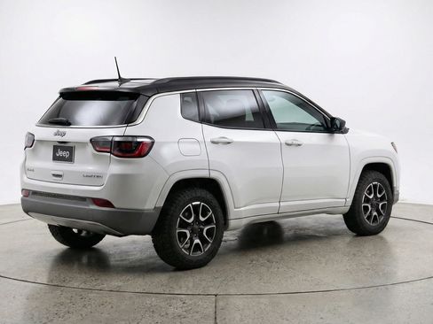 Used 2025 Jeep Compass Trailhawk AWD/4WD image 9