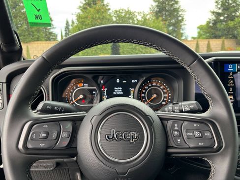 Used 2025 Jeep Wrangler Unlimited Rubicon AWD/4WD image 27