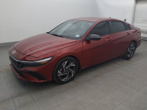 Used 2025 Hyundai Elantra Sport FWD image 2