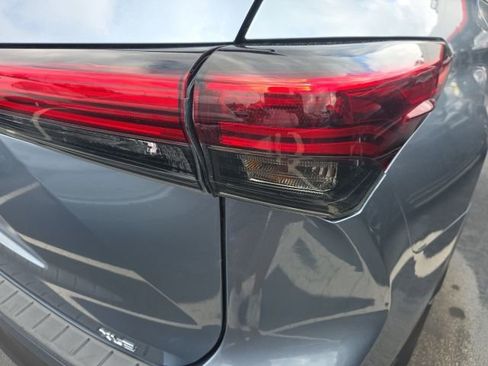 Used 2023 Toyota Highlander XLE FWD image 7