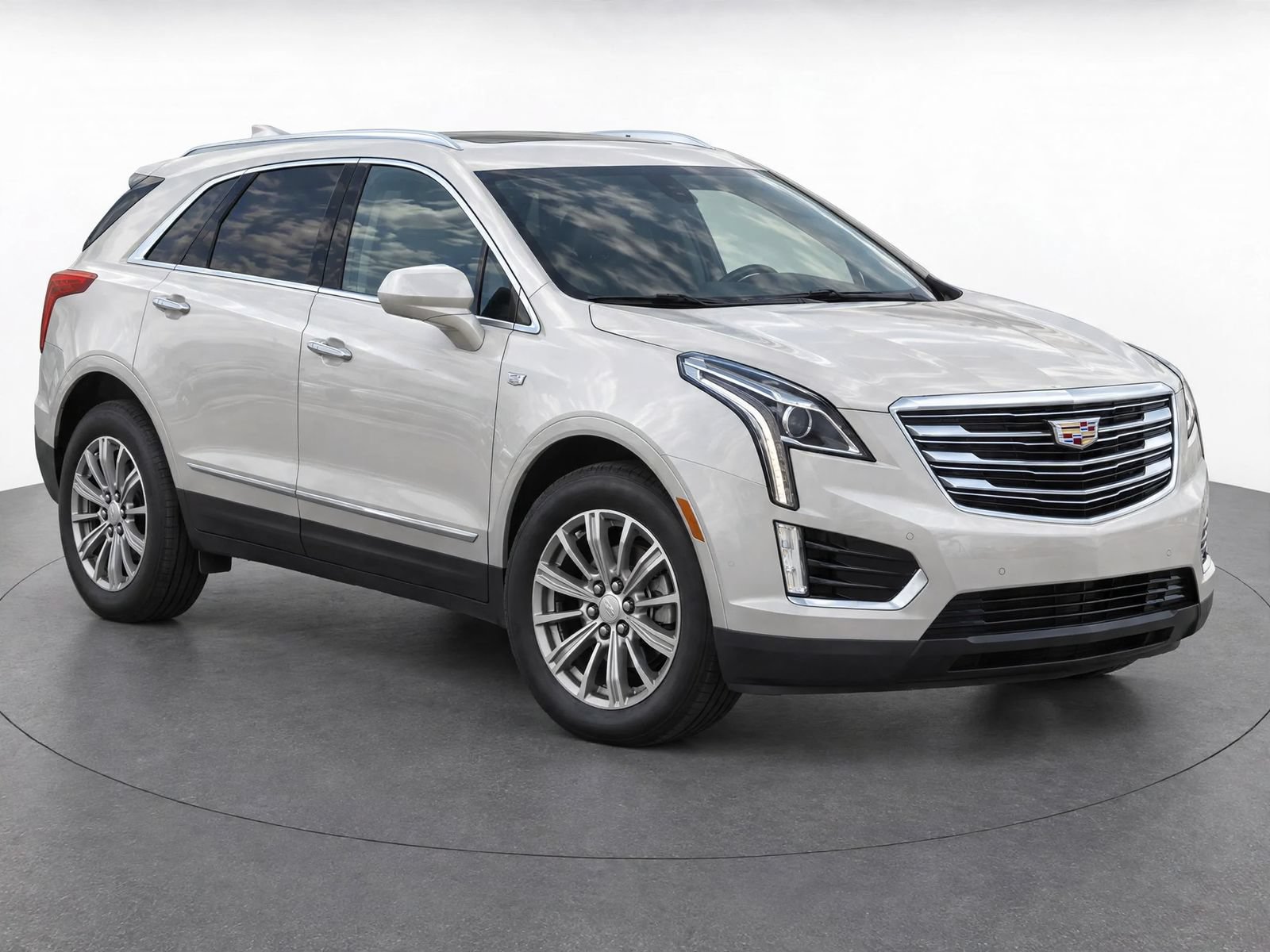 Used 2017 Cadillac XT5 Luxury AWD/4WD image 2