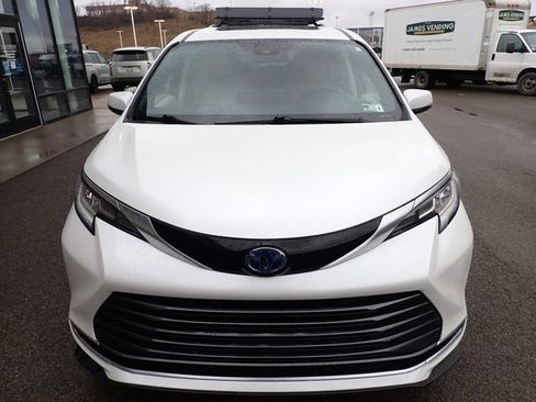 Used 2022 Toyota Sienna Limited image 11