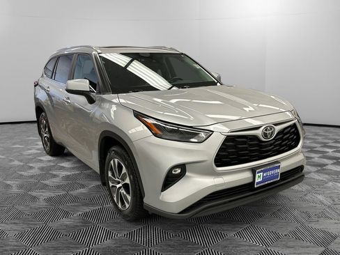 Used 2023 Toyota Highlander XLE AWD/4WD image 7