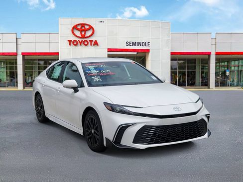Used 2026 Toyota Camry SE FWD image 2