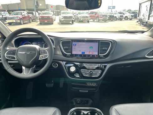 Used 2025 Chrysler Pacifica Select FWD image 17
