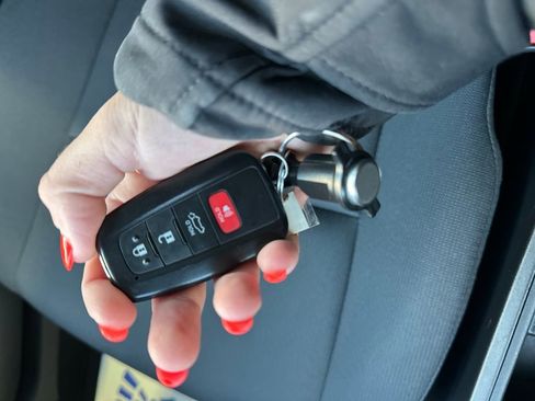 Used 2021 Toyota Highlander XLE image 30