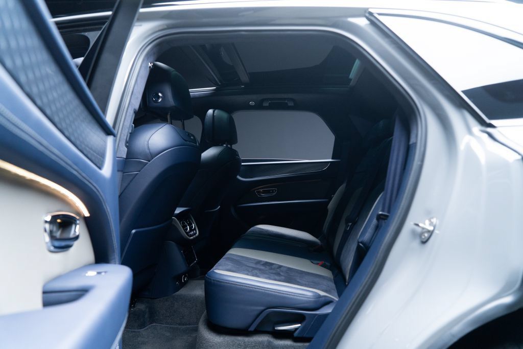 Used 2022 Bentley Bentayga AWD/4WD image 41