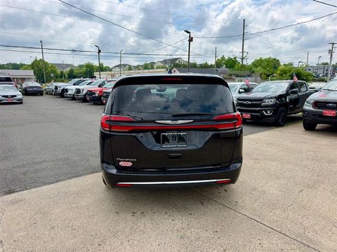 Used 2024 Chrysler Pacifica Touring-L FWD image 3