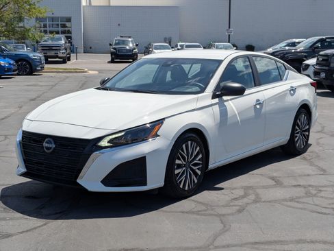 Used 2025 Nissan Altima 2.5 SV FWD image 10