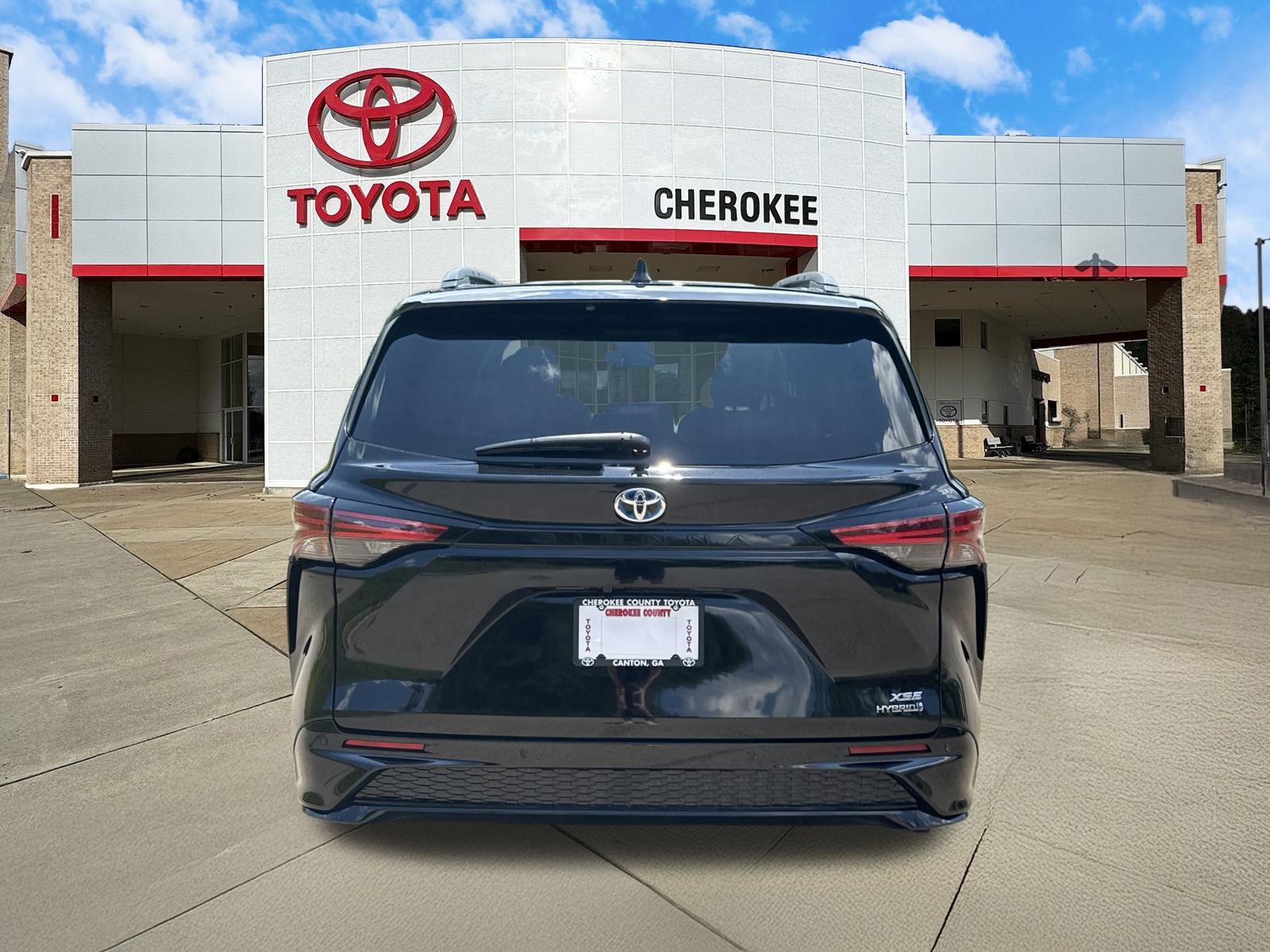 Used 2024 Toyota Sienna XSE w/ XSE Plus Package FWD image 4