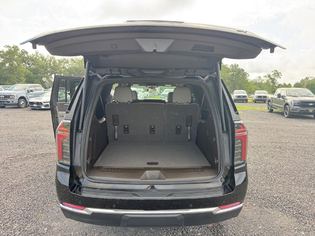 Used 2025 Chevrolet Suburban LT RWD image 31