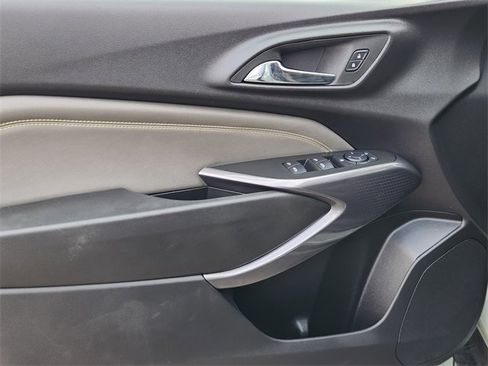 Used 2025 Chevrolet Trax ACTIV w/ Sunroof Package image 22