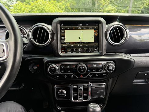 Used 2022 Jeep Wrangler Unlimited Sahara AWD/4WD image 17